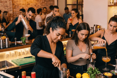 סדנת קוקטיילים: מה לומדים ואיך זה משדרג את האירוח