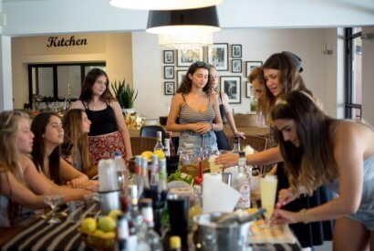 מסיבת רווקות עם קוקטיילים: איך מתכננים ערב שכולן משתתפות בו